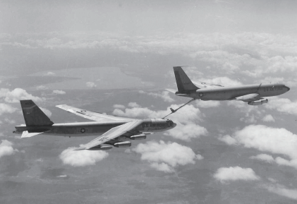 正在接受 KC-135 空中加油机加油的 B-52 轰炸机，中间的连接部分就是加油机伸出的加油杆